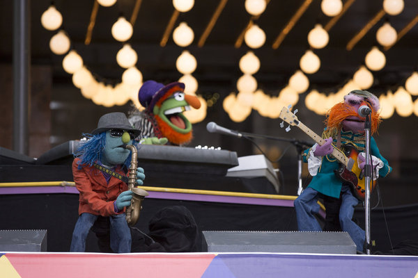 Photo Flash: Best of Broadway Performs on MACY'S THANKSGIVING DAY PARADE Image
