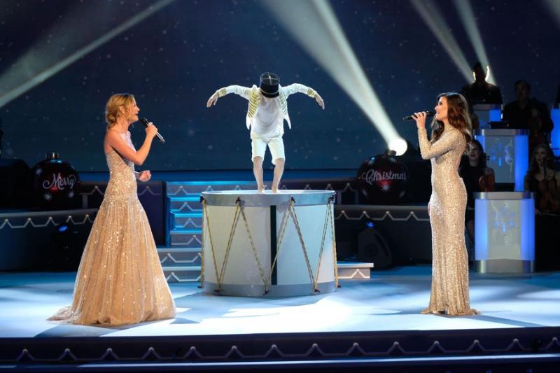 VIDEO: Idina Menzel & Jennifer Nettles Sing Holiday Classic on CMA COUNTRY CHRISTMAS Image