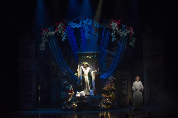 Photo Flash: First Look at Milwaukee Rep's A CHRISTMAS CAROL Image