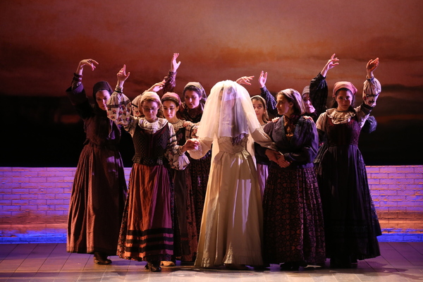 Judy Kuhn and the company of FIDDLER ON THE ROOF Photo