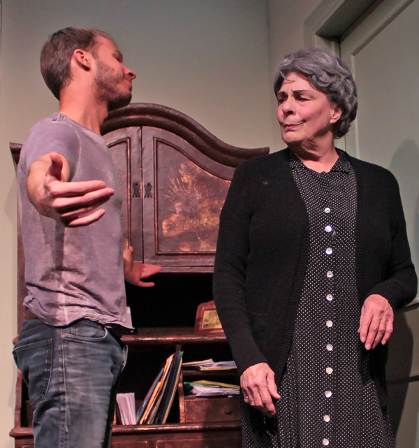 Photo Flash: Gently Comic Drama 4000 MILES Takes to the Stage Image