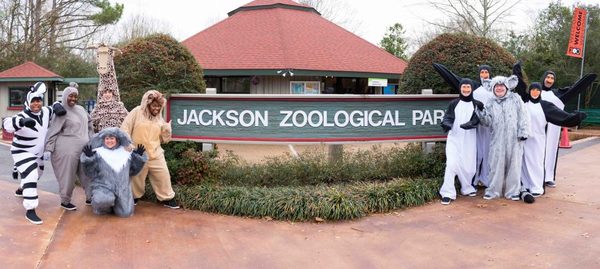 Photo Flash: Cast of MADAGASCAR Visits the Jackson Zoological Park! Image