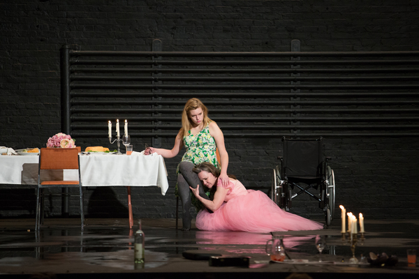 Photo Flash: First Look at Sally Field, Joe Mantello & More in THE GLASS MENAGERIE on Broadway Image