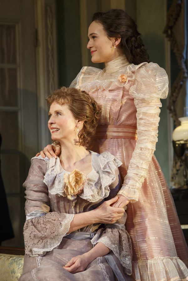Photo Flash: First Look at Laura Linney and Cynthia Nixon Swapping Roles in THE LITTLE FOXES on Broadway Image