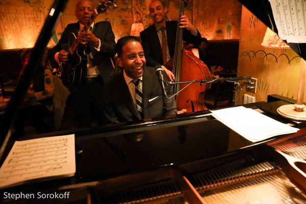 Photo Coverage: John Pizzarelli Continues His String Of Successes at Cafe Carlyle Image