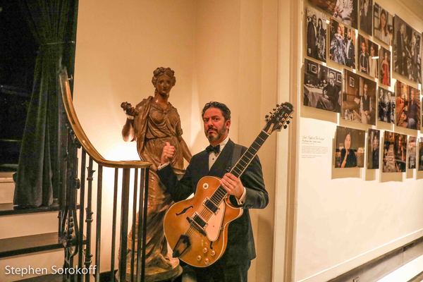 Photo Coverage: John Pizzarelli Continues His String Of Successes at Cafe Carlyle Image