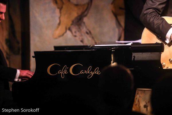 Photo Coverage: John Pizzarelli Continues His String Of Successes at Cafe Carlyle 