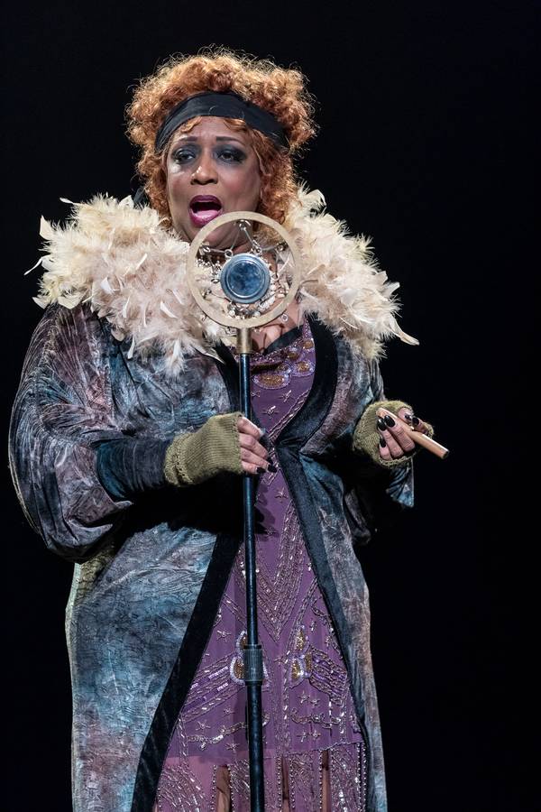 Photo Flash: First Look at Drury Lane Theatre's Fiery New Take on CHICAGO Image