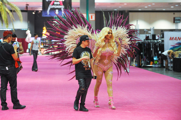 Photo Flash: All Colors of the Rainbow Take Part in RuPaul's DragCon 2017 Image