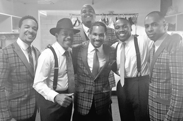 Photo Flash: GROUNDHOG DAY Vogues Before Act 2, HAMILTON Chicago Shares Make Up Routine, and More Saturday Intermission Pics! Image