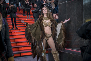 Past Episodes of Sutton Foster-Led YOUNGER Now Available to Stream on Hulu Image