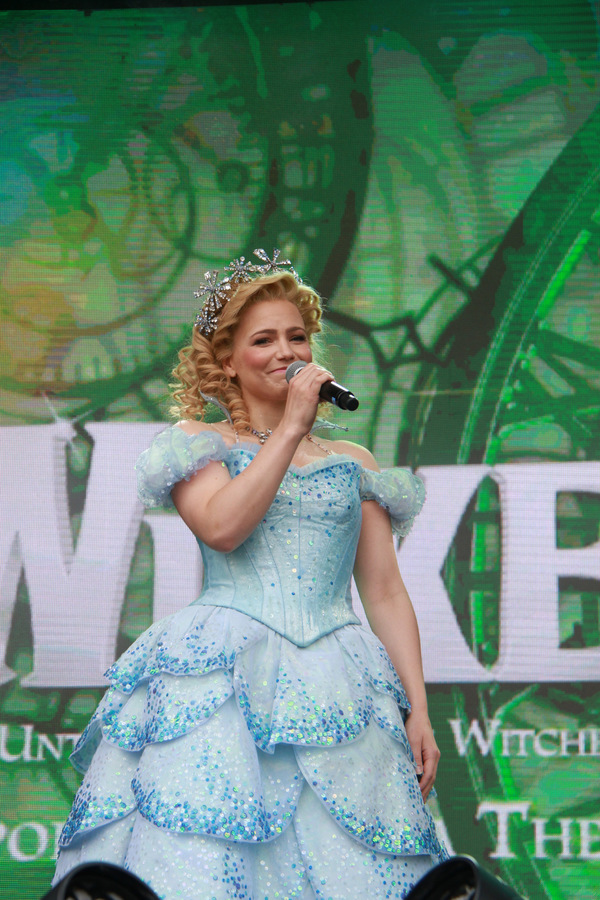 Photo Flash: AN AMERICAN IN PARIS and WICKED Thrill at West End Live Image