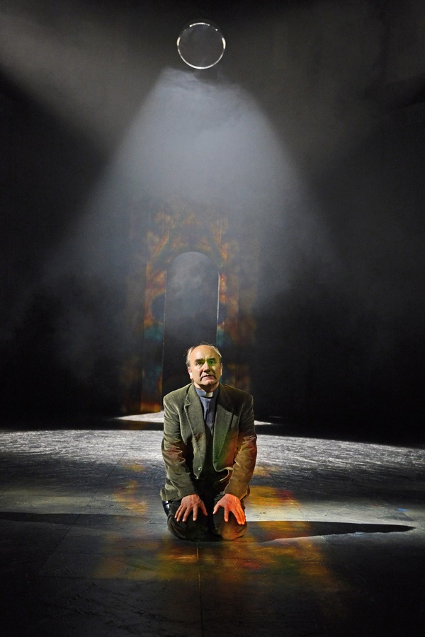 Photo Flash: First Look at RACING DEMON at Theatre Royal Bath Image