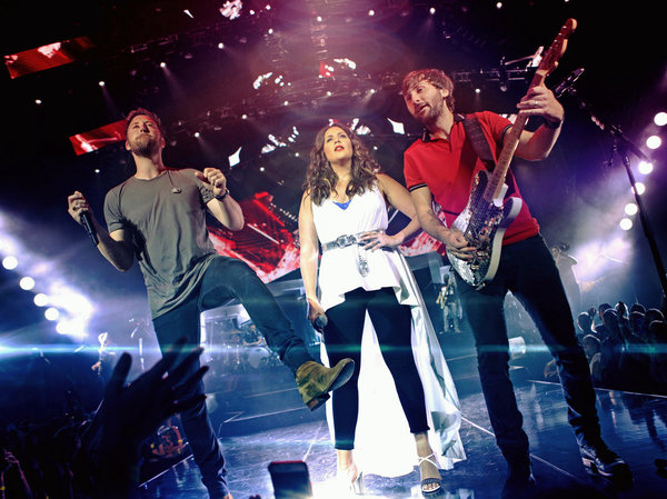 Photo Flash: Jennifer Lopez, Hailee Steinfeld & More Perform on MACY'S 4TH OF JULY FIREWORKS Image