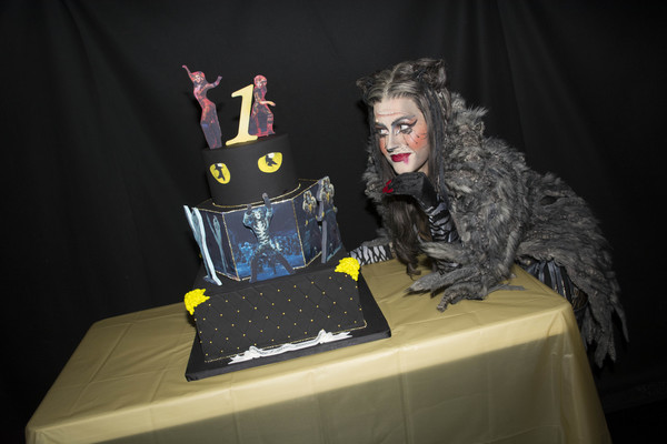 Photo Flash: CATS Revival Claws Into Cake, Celebrates One Year on Broadway Image