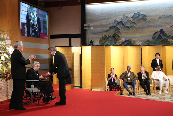 Photo Flash: Mikhail Baryshnikov Honored by Japan's Prince Hitachi Image