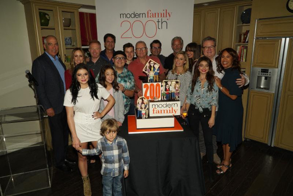Photo Flash: MODERN FAMILY Cast Celebrates Iconic 200th Episode 