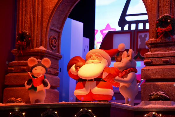 Photo Coverage: The Holidays Are Here! Macy's Unveils Iconic 2017 Windows Displays Image