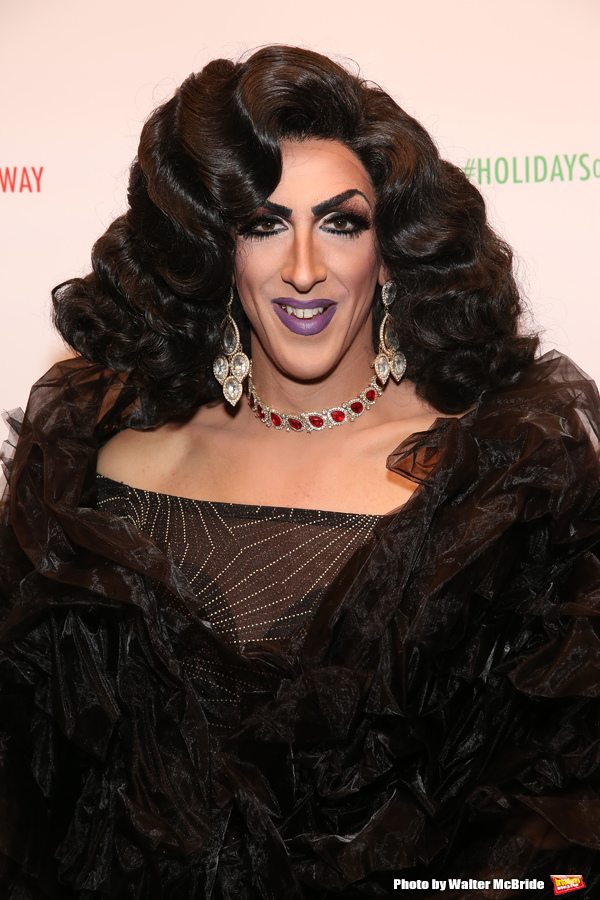 Photo Coverage: On the Opening Night Red Carpet for HOME FOR THE HOLIDAYS!  Image