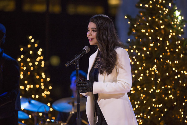 Photo Flash: Leslie Odom Jr. & More Perform on CHRISTMAS IN ROCKEFELLER CENTER Image