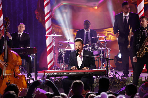 Photo Flash: Leslie Odom Jr. & More Perform on CHRISTMAS IN ROCKEFELLER CENTER Image