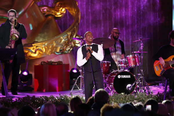 Photo Flash: Leslie Odom Jr. & More Perform on CHRISTMAS IN ROCKEFELLER CENTER Image
