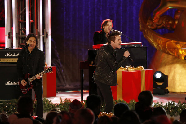 Photo Flash: Leslie Odom Jr. & More Perform on CHRISTMAS IN ROCKEFELLER CENTER Image