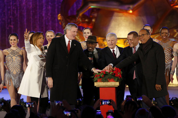 CHRISTMAS IN ROCKEFELLER CENTER -- Pictured: (l-r) Hoda Kotb, Mayor Bill de Blasio, A Photo