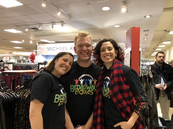 Photo Flash: Stage Couple Jarrod Spector and Kelli Barrett Carol for Broadway's Babies at Macy's 
