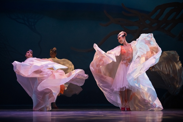 Photo Flash: First Look at Shanghai Dance Theatre's SOARING WINGS, Coming to Lincoln Center This Winter 