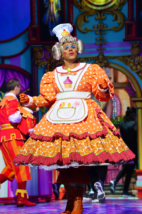 Photo Flash: First Look at Charlie Stemp, Elaine Paige and More in DICK WHITTINGTON at the London Palladium Image