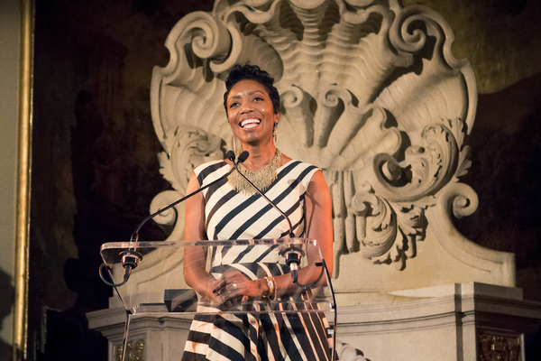 Heather Headley accepts her award Photo