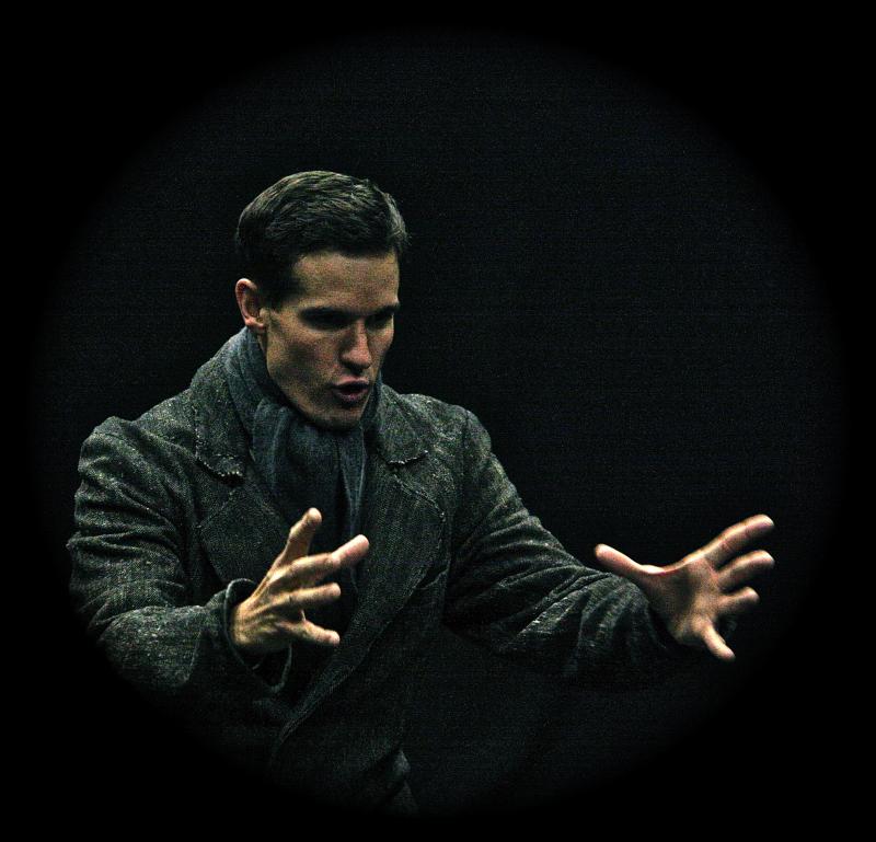 Review: A REGULAR LITTLE HOUDINI is a Captivating One-Man Show Image