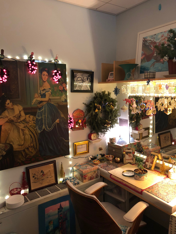 Photo Flash: BEAUTIFUL Holds a Holly Jolly Dressing Room Decorating Contest Image