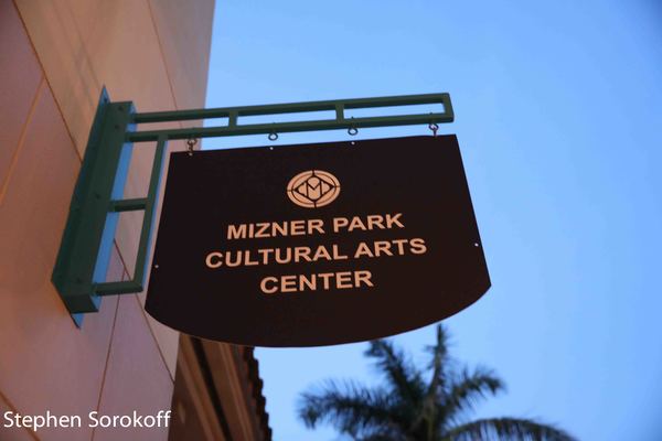 Photo Coverage: Clint Holmes Warms Up The RRazz Room On Route To The Grammy Awards Image