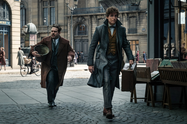 (L-R) DAN FOGLER as Jacob Kowalski and EDDIE REDMAYNE as Newt Scamander in Warner Bro Photo