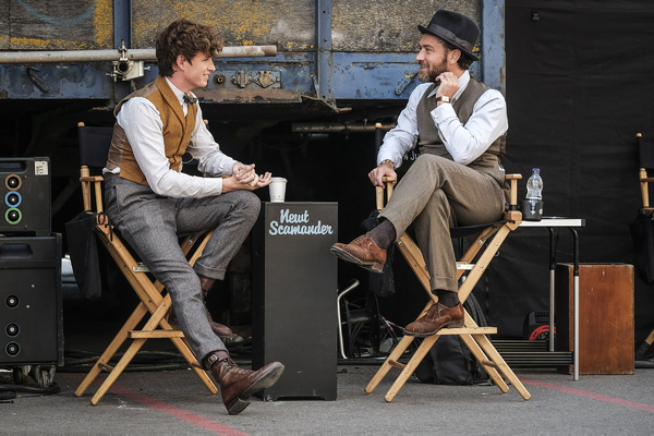 (L-R) JUDE LAW and EDDIE REDMAYNE behind the scenes on Warner Bros. Pictures' fantasy Photo