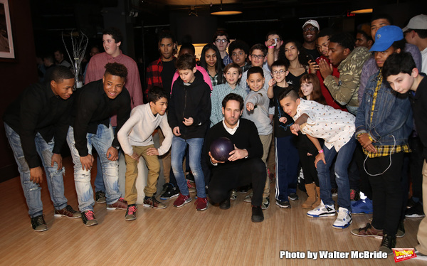 Paul Rudd with (SAY) kids  Photo