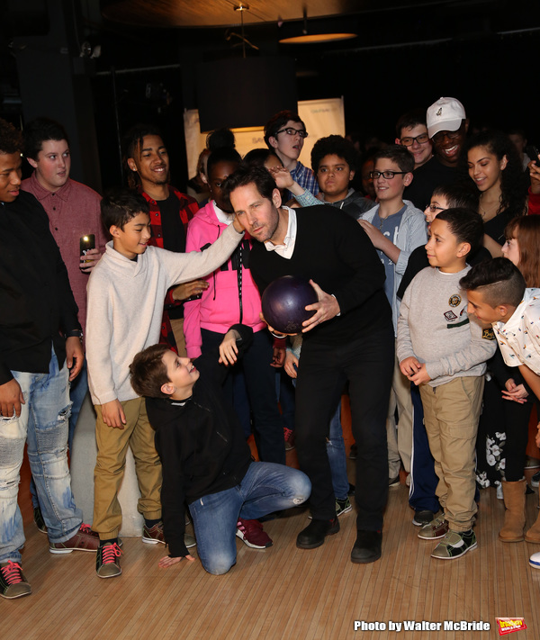 Paul Rudd with (SAY) kids  Photo