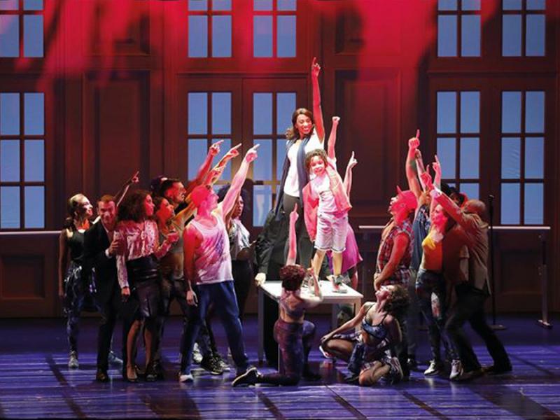 Review: Whitney saves THE BODYGUARD at Palais Des Sports 