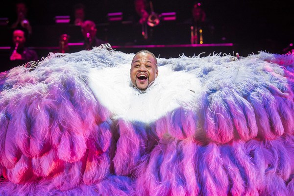 Photo Flash: First Look at Cuba Gooding, Jr. and the Cast of CHICAGO Image
