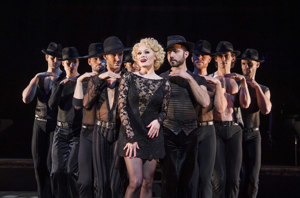 Photo Flash: First Look at Cuba Gooding, Jr. and the Cast of CHICAGO Image