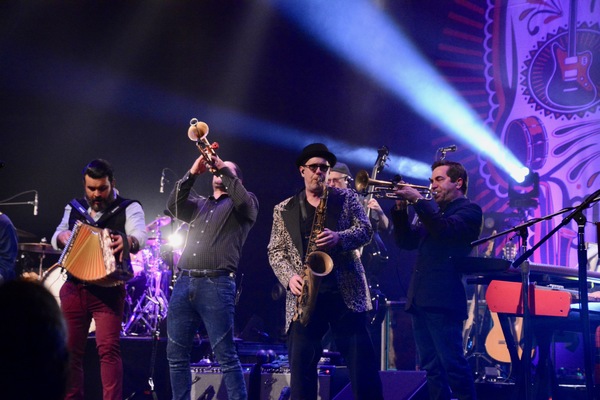 Photo Coverage: THE MAVERICKS Play The Bergen Performing Arts Center Image