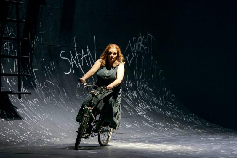 Review: THE FLYING DUTCHMAN at Theater Erfurt - This DUTCHMAN finally takes flight on the wings of Kelly God's magnificently sung Senta Image