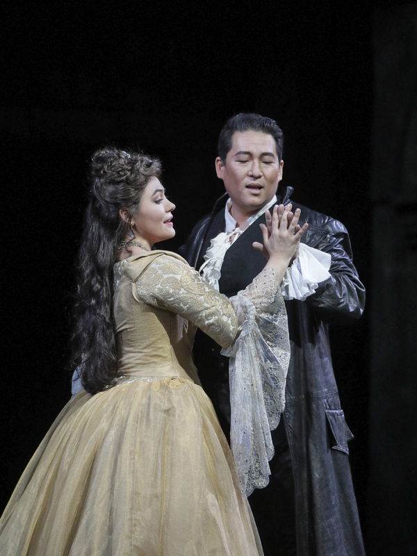 Ailyn PÃ©rez as Juliette and Andrea Shin as RomÃ©o in Gounod's RomÃ©o et Juliet Photo