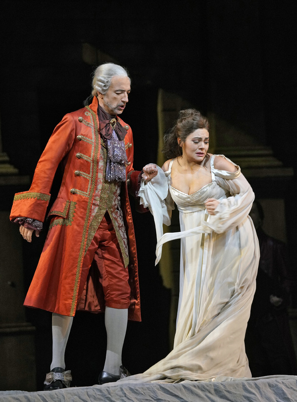 Laurent Naouri as Capulet and Ailyn PÃ©rez as Juliette in Gounod's RomÃ©o et Juli Photo