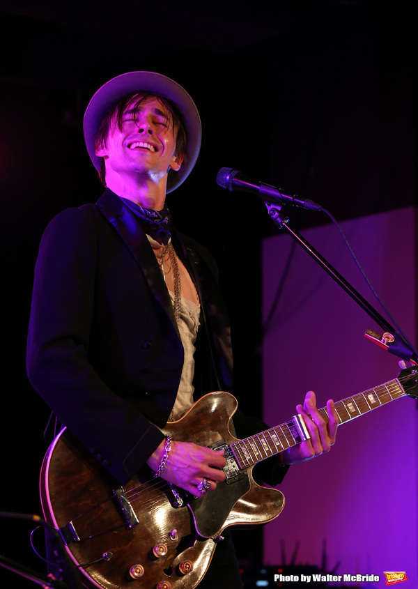 Reeve Carney  Photo