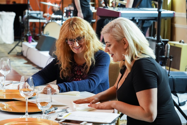 Photo Flash: Broadway Star Idina Menzel Transforms for UNDERCOVER BOSS: CELEBRITY EDITION Image