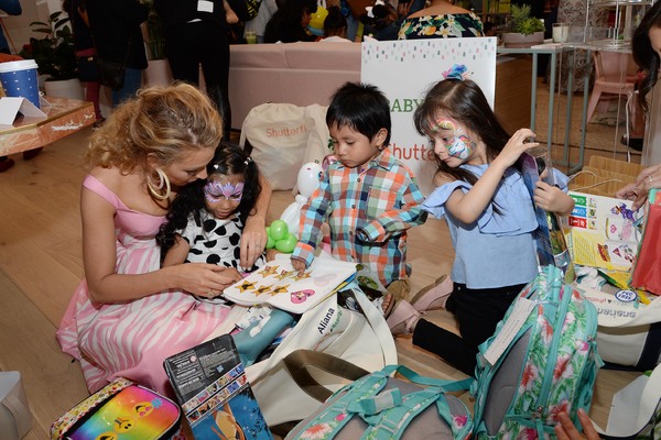 Photo Flash: Blake Lively Hosts Shutterfly Baby2Baby Mother's Day Celebration in New York City 