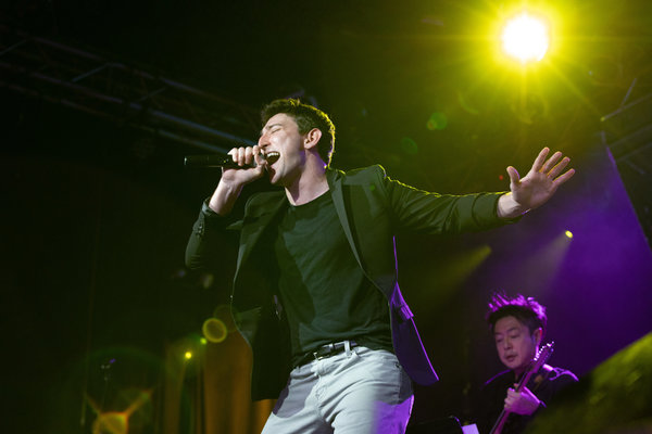 Photo Flash: Adam Kaplan, Ben Fankhauser, and More Sing Kelly Clarkson at Highline Ballroom Image